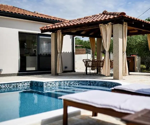 Wonderful Holiday House Bruno With Heated Pool