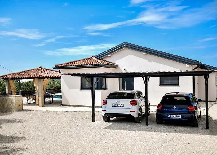 Wonderful Holiday House Bruno With Heated Pool