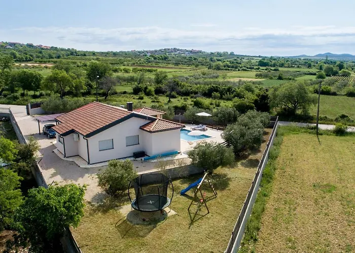 Wonderful Holiday House Bruno With Heated Pool